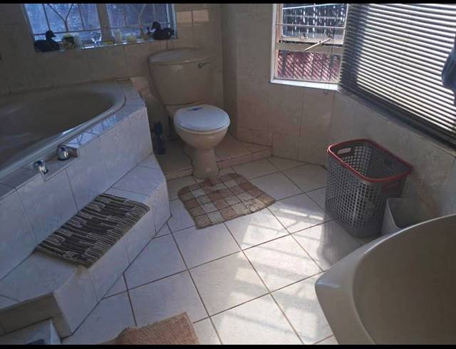 6 BEDROOM FREEHOLD FOR SALE IN SUIDEROORD